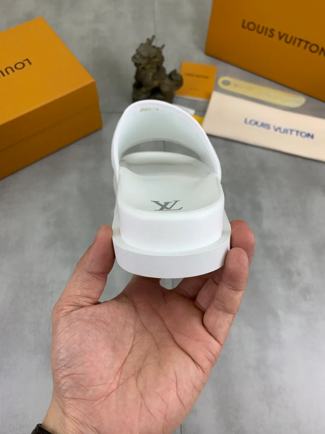 Men's shoes 💰P300💰【New style】🆘 Original quality 【LOUIS VUITTON】The popular Louis Vuitton LV men's slippers on the official website are on sale simultaneously! Original fabric imported from Italy, original factory special supply, code number: 38-44 (45 customized), many colors available
